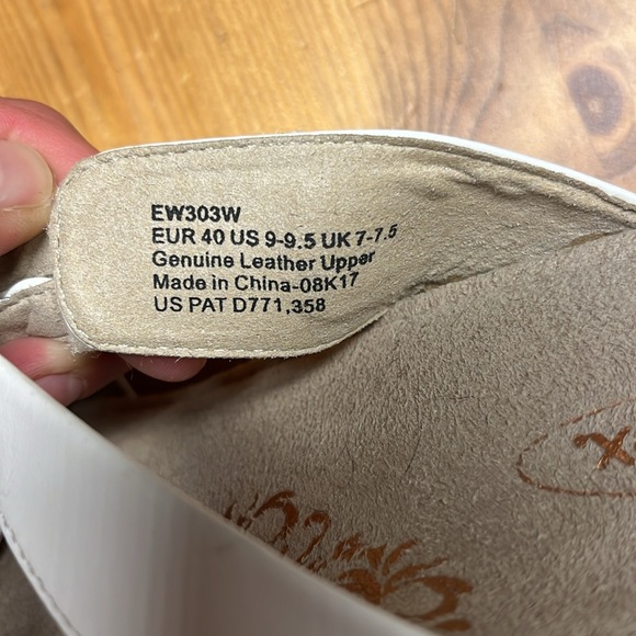 Aetrex white and silver wedges - Picture 5 of 5